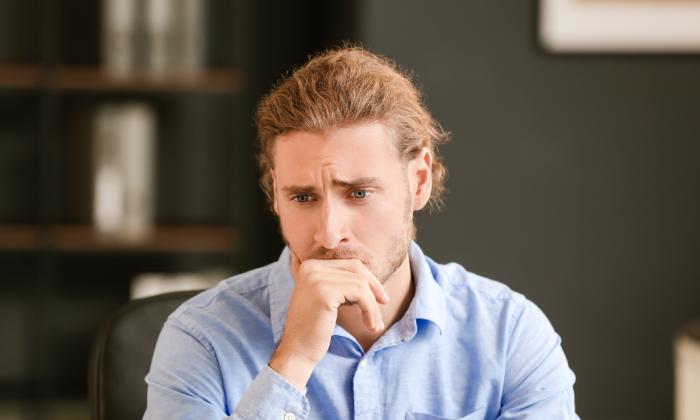 homme déçu par sa greffe de cheveux