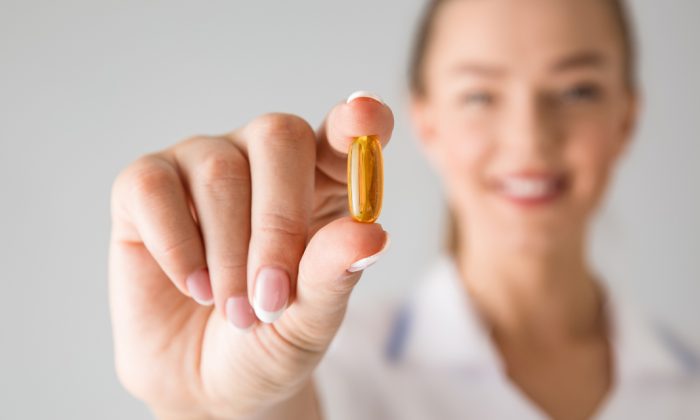 femme qui tient un complement alimentaire