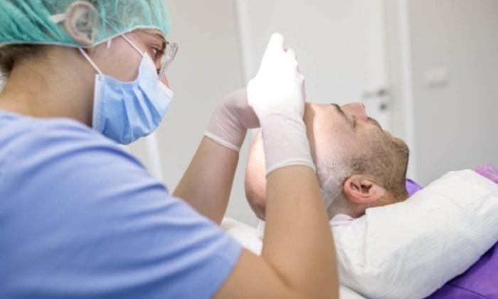 patient en chirurgie greffe de cheveux