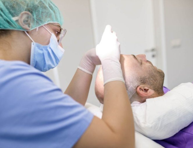 patient en chirurgie greffe de cheveux