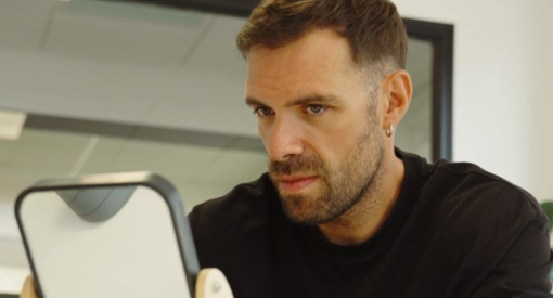 homme qui a fait une greffe de cheveux