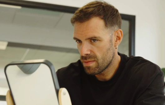 homme qui a fait une greffe de cheveux