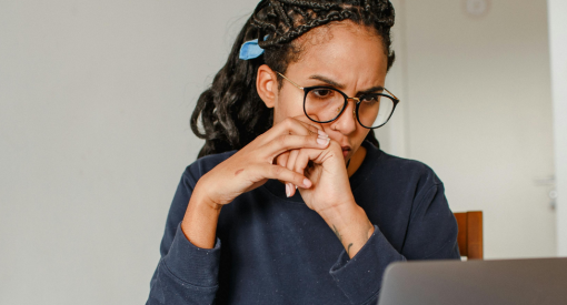 femme qui lit des avis négatifs