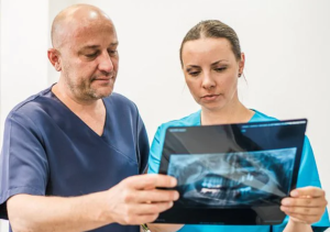 médecins experts en implantologie