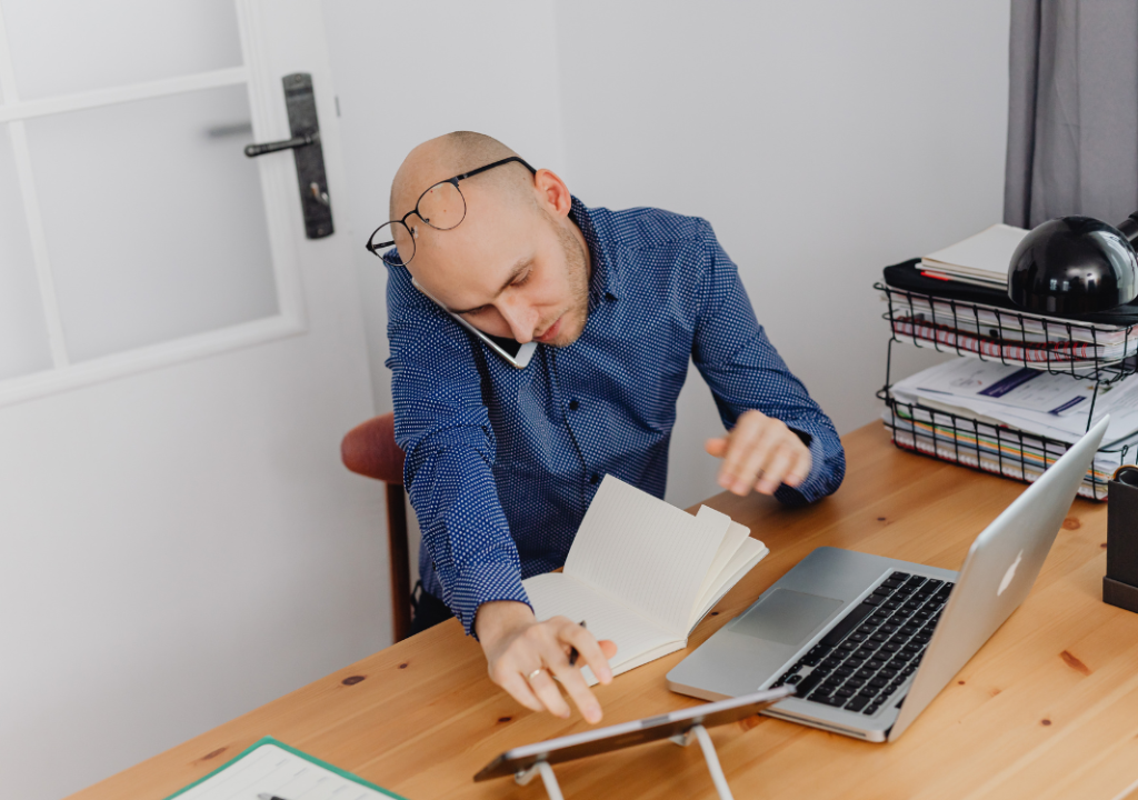 homme qui fait des demarches pour un devis capillaire