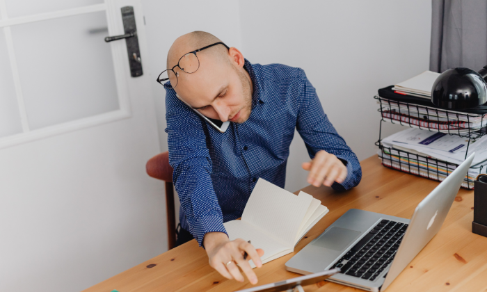 homme qui fait des demarches pour un devis capillaire