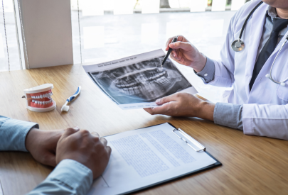 medecin qui explique à son patient
