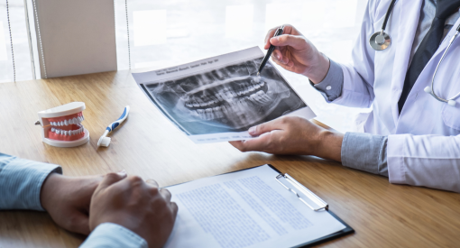 medecin qui explique à son patient