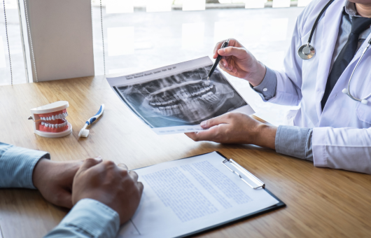 medecin qui explique à son patient