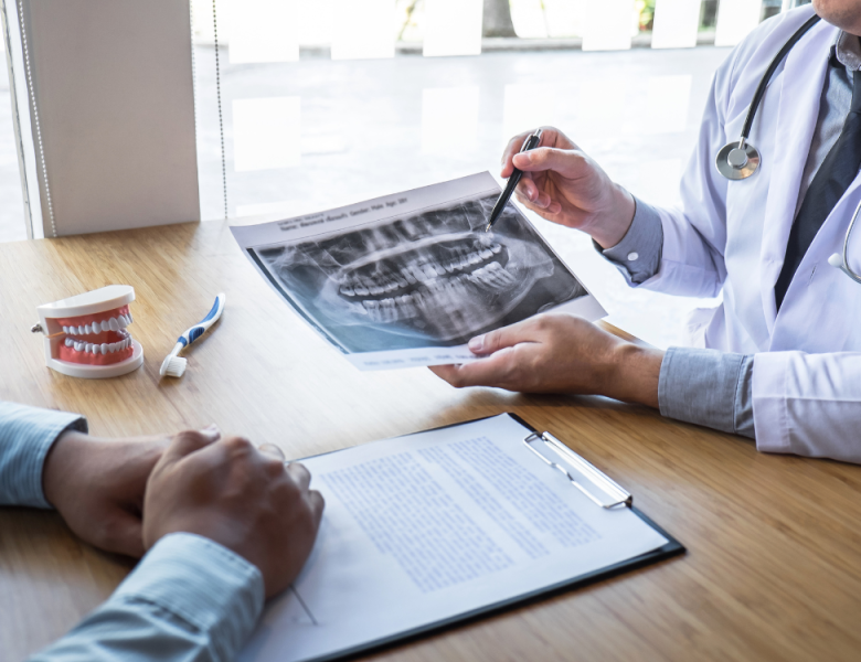medecin qui explique à son patient