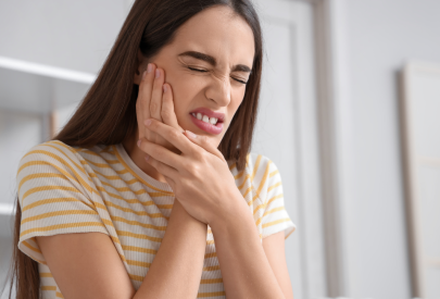 femme qui a mal aux dents