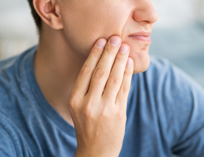 homme qui a mal aux dents