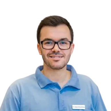 Dr Edvin Sárig, chirurgien-dentiste à la clinique Kiralydent à Budapest
