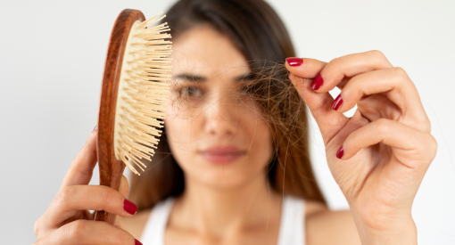 personne qui perd beaucoup ses cheveux et se demande si c'est de l'effluvium telogene