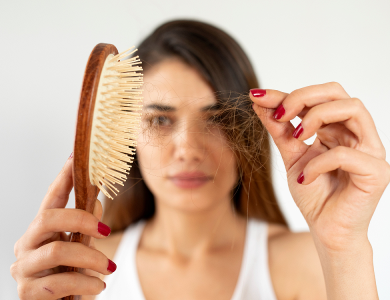 personne qui perd beaucoup ses cheveux et se demande si c'est de l'effluvium telogene