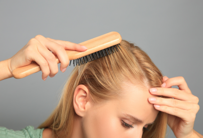 femme qui perd ces cheveux et pense à la greffe de cheveux