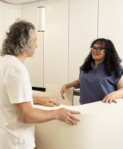 Accueil d’un patient dans une clinique dentaire partenaire