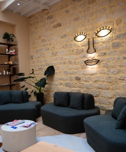 Salle d’attente d’une clinique partenaire de greffe de cheveux