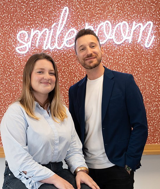 Charles, conseiller, et Léa, coordinatrice de parcours, dans les locaux de Smile Partner à Angers