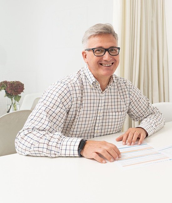 Patient souriant, son devis en main